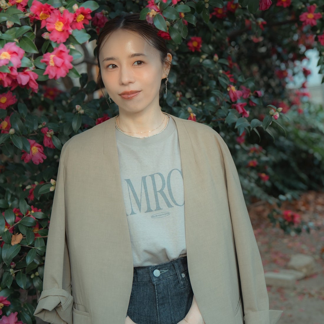 Americana × JEANS FACTORY [アメリカーナ × ジーンズファクトリー] 別注 AMRCN ロゴプリントTシャツ [BRF-808A-1-JF] ﾍﾞｰｼﾞｭ &&モデル身長：153cm 着用サイズ：ONE SIZE&&