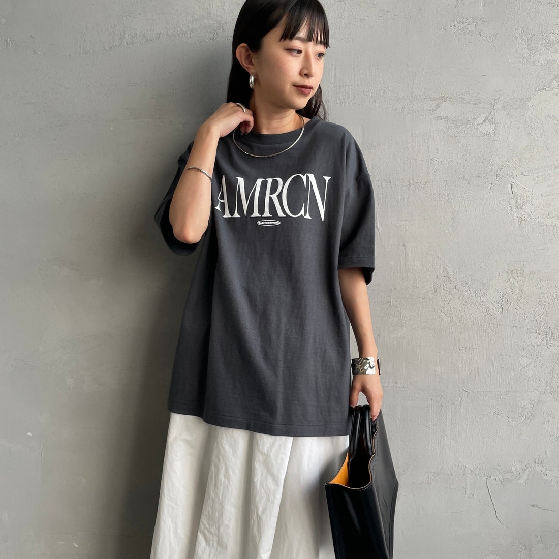 Americana × JEANS FACTORY [アメリカーナ × ジーンズファクトリー] 別注 AMRCN ロゴプリントTシャツ [BRF-808A-1-JF] ｽﾐｸﾛ &&モデル身長：150cm 着用サイズ：ONE SIZE&&
