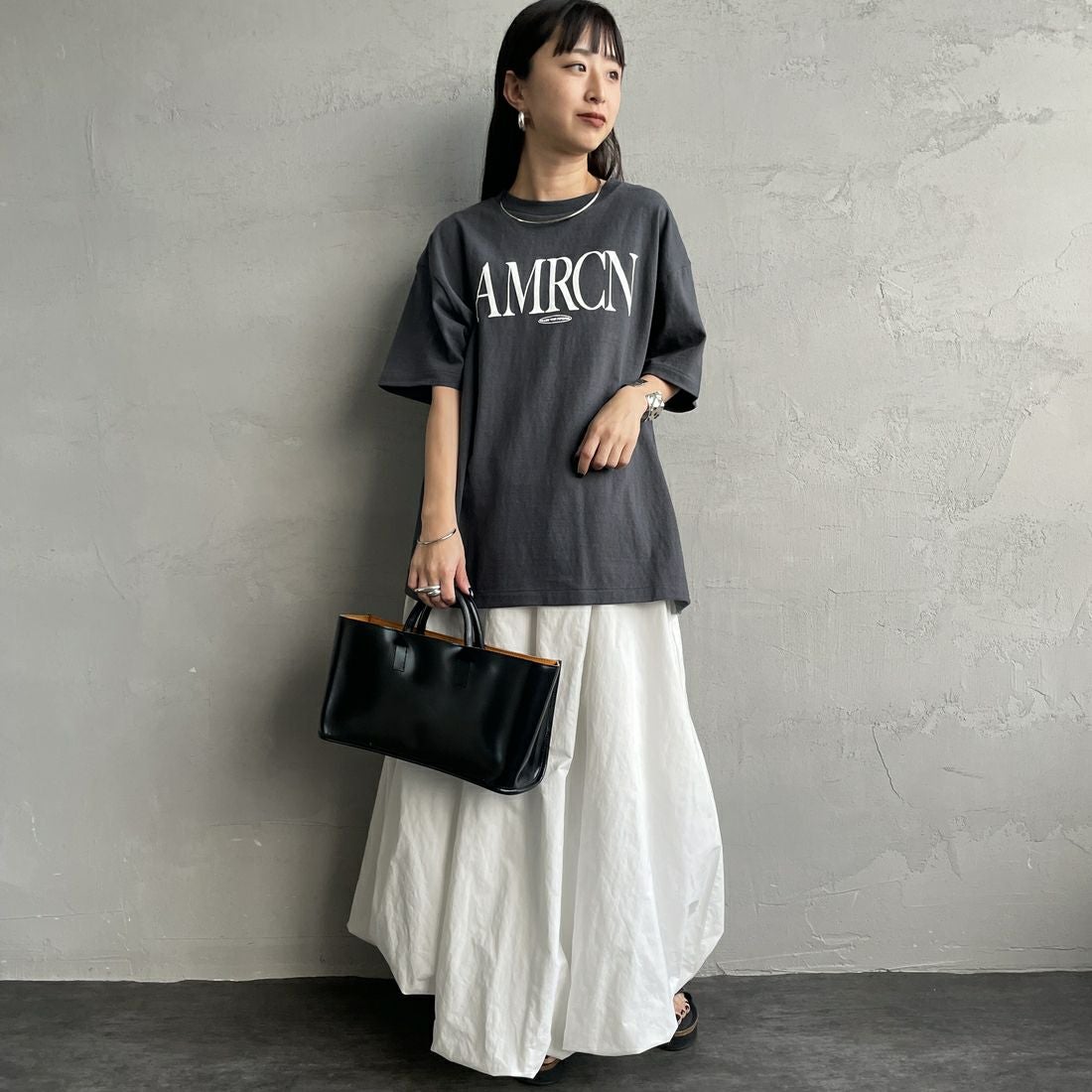 Americana × JEANS FACTORY [アメリカーナ × ジーンズファクトリー] 別注 AMRCN ロゴプリントTシャツ [BRF-808A-1-JF] ｽﾐｸﾛ &&モデル身長：150cm 着用サイズ：ONE SIZE&&