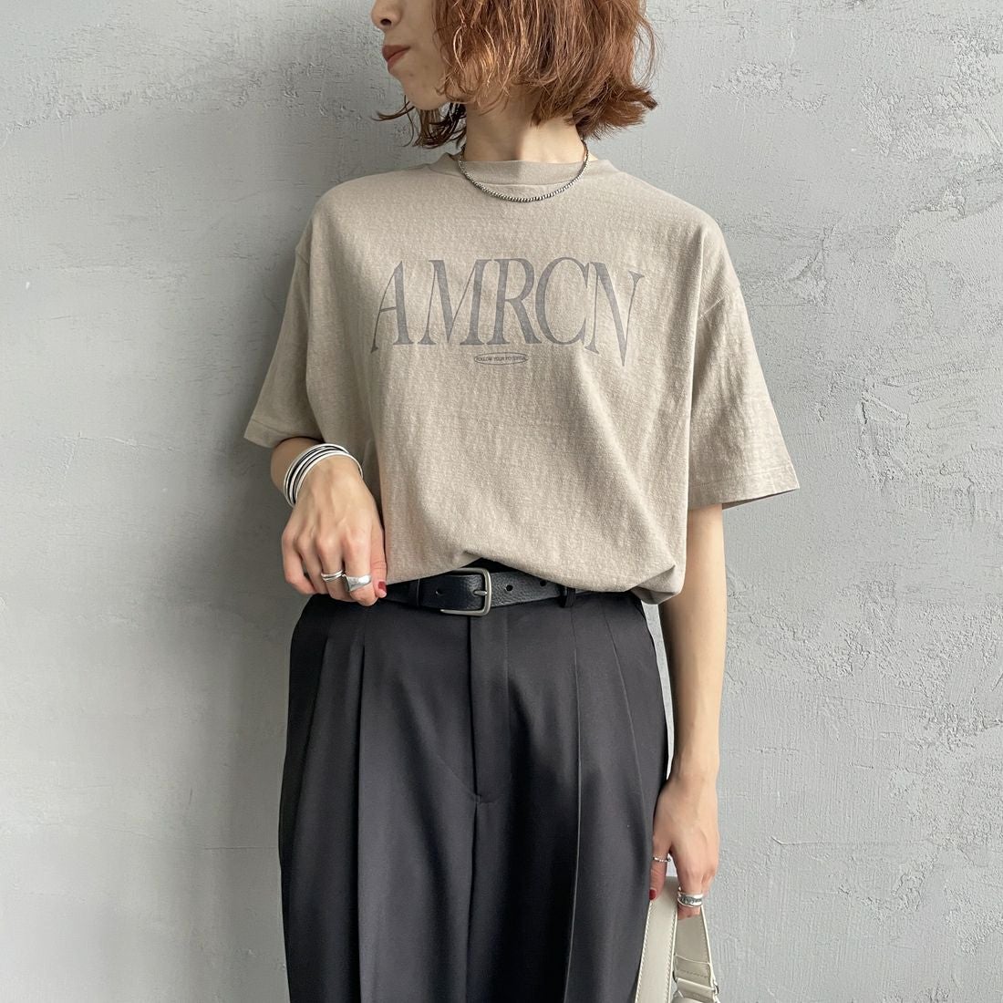 Americana × JEANS FACTORY [アメリカーナ × ジーンズファクトリー] 別注 AMRCN ロゴプリントTシャツ [BRF-808A-1-JF] ﾍﾞｰｼﾞｭ &&モデル身長：158cm 着用サイズ：ONE SIZE&&