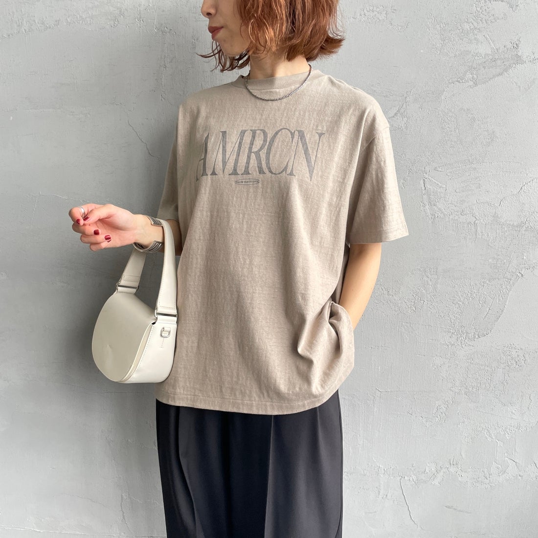 Americana × JEANS FACTORY [アメリカーナ × ジーンズファクトリー] 別注 AMRCN ロゴプリントTシャツ [BRF-808A-1-JF] ﾍﾞｰｼﾞｭ &&モデル身長：158cm 着用サイズ：ONE SIZE&&