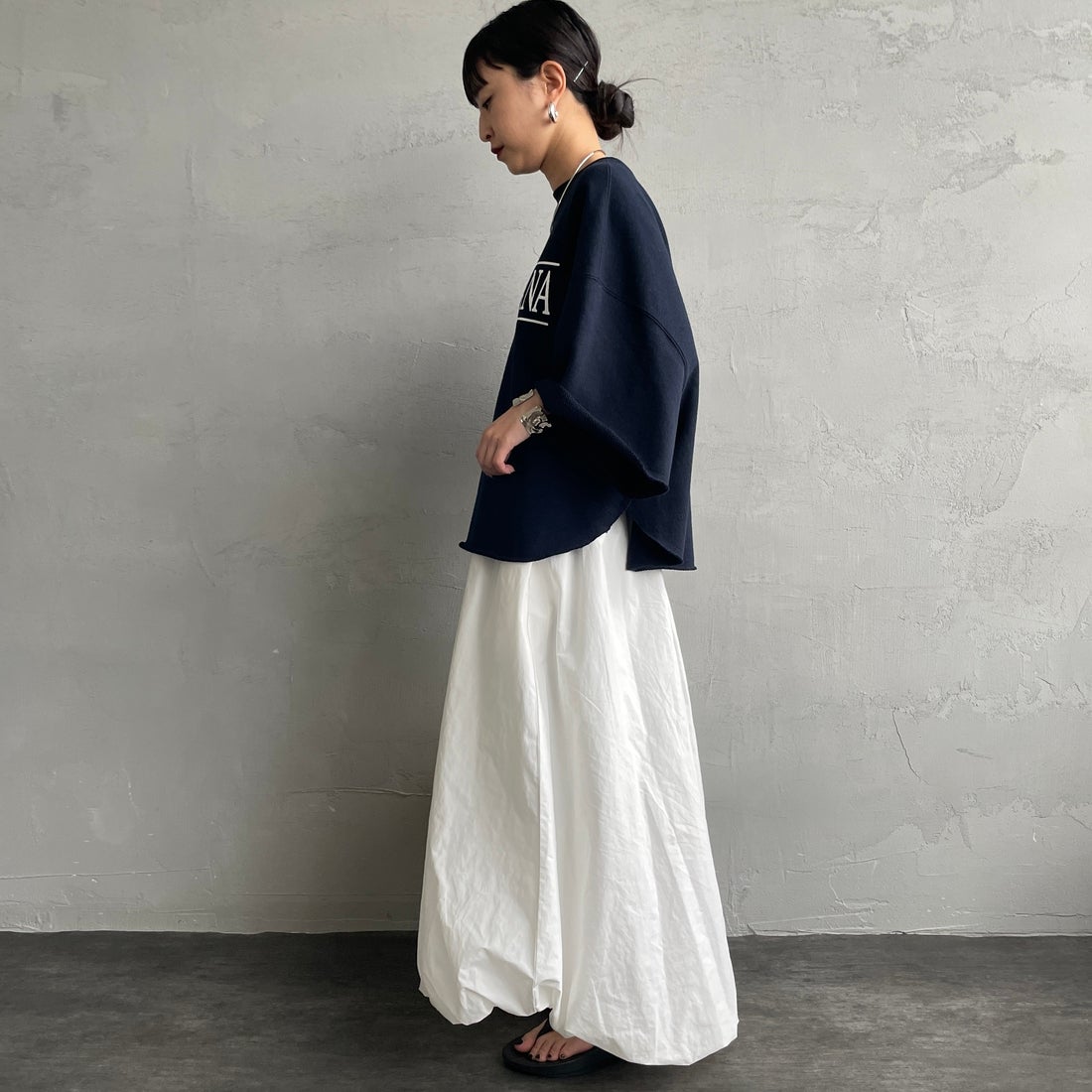 Americana × JEANS FACTORY [アメリカーナ × ジーンズファクトリー] 別注 ロゴプリント カットオフスウェット [ASO-850-2-JF] ﾈｲﾋﾞｰ &&モデル身長：150cm 着用サイズ：ONE SIZE&&