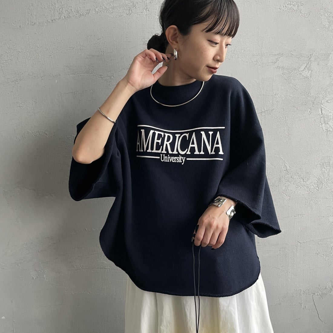 Americana × JEANS FACTORY [アメリカーナ × ジーンズファクトリー] 別注 ロゴプリント カットオフスウェット [ASO-850-2-JF] ﾈｲﾋﾞｰ &&モデル身長：150cm 着用サイズ：ONE SIZE&&