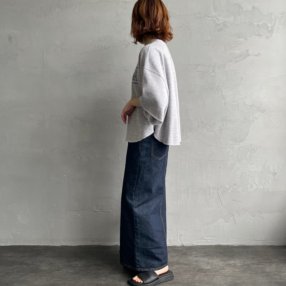 Americana × JEANS FACTORY [アメリカーナ × ジーンズファクトリー] 別注 ロゴプリント カットオフスウェット [ASO-850-2-JF] ﾓｸｸﾞﾚｰ &&モデル身長：158cm 着用サイズ：ONE SIZE&&