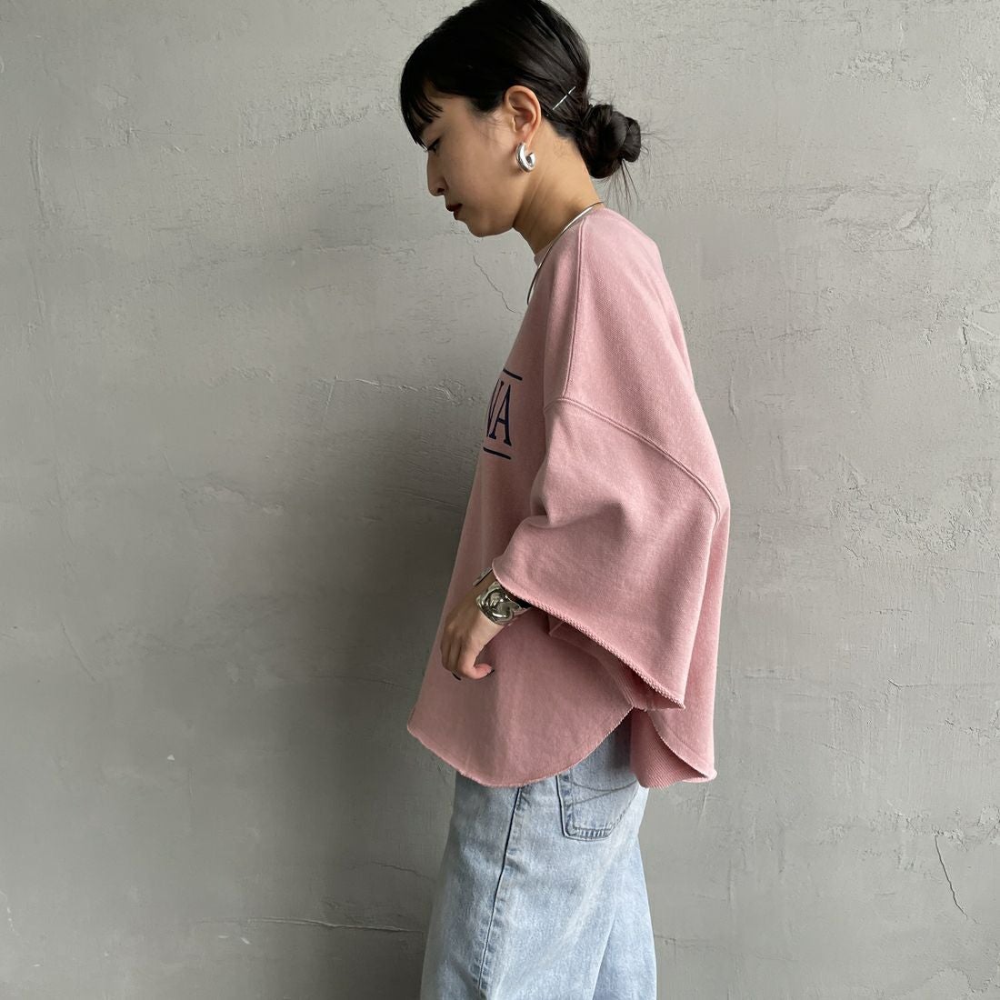 Americana × JEANS FACTORY [アメリカーナ × ジーンズファクトリー] 別注 ロゴプリント カットオフスウェット [ASO-850-2-JF] ﾋﾟﾝｸ &&モデル身長：150cm 着用サイズ：ONE SIZE&&