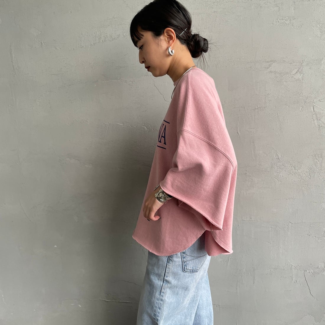 Americana × JEANS FACTORY [アメリカーナ × ジーンズファクトリー] 別注 ロゴプリント カットオフスウェット [ASO-850-2-JF] ﾋﾟﾝｸ &&モデル身長：150cm 着用サイズ：ONE SIZE&&