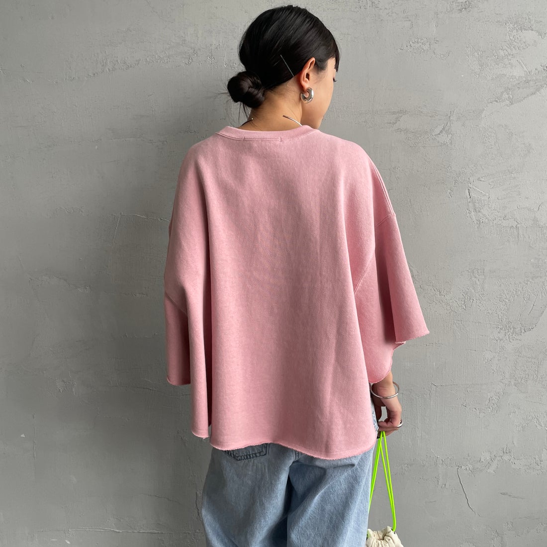 Americana × JEANS FACTORY [アメリカーナ × ジーンズファクトリー] 別注 ロゴプリント カットオフスウェット [ASO-850-2-JF] ﾋﾟﾝｸ &&モデル身長：150cm 着用サイズ：ONE SIZE&&