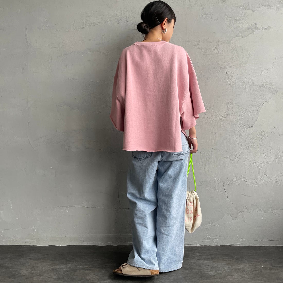 Americana × JEANS FACTORY [アメリカーナ × ジーンズファクトリー] 別注 ロゴプリント カットオフスウェット [ASO-850-2-JF] ﾋﾟﾝｸ &&モデル身長：150cm 着用サイズ：ONE SIZE&&