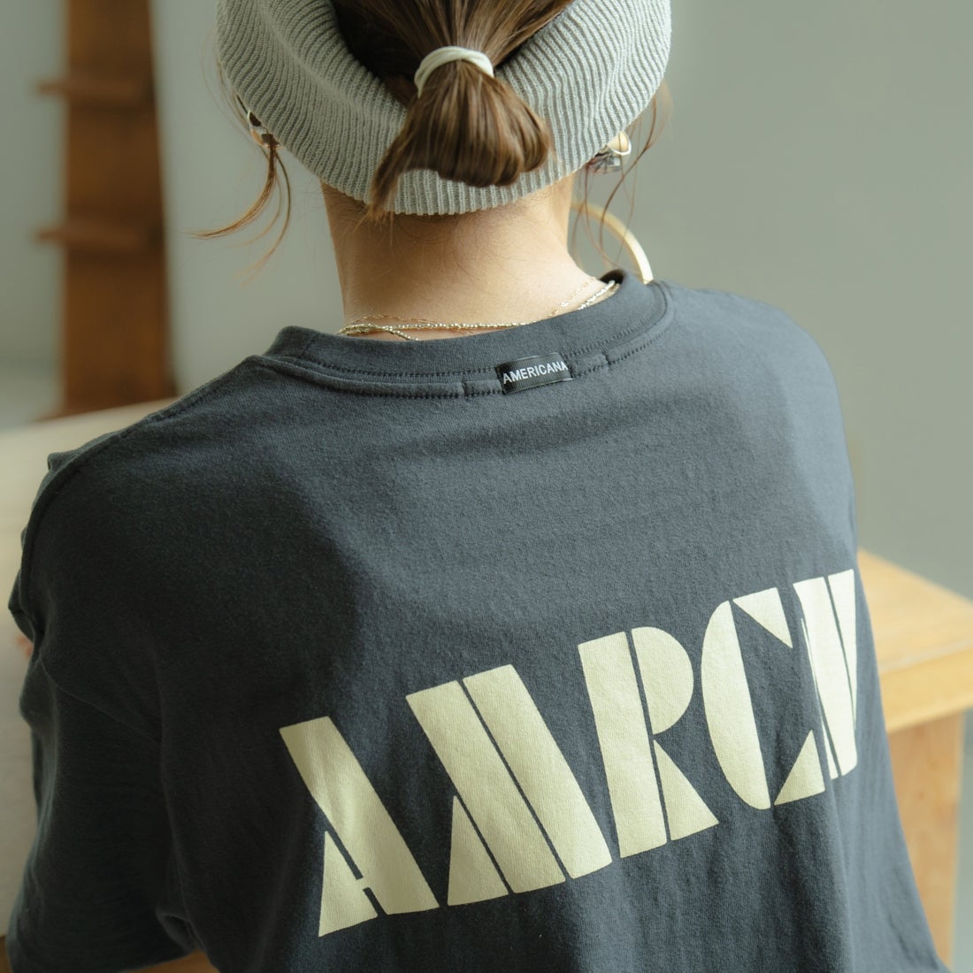 Americana × JEANS FACTORY [アメリカーナ × ジーンズファクトリー] 別注 AMRCN バックプリントTシャツ [BRF-808A-2-JF] ｽﾐｸﾛ &&モデル身長：153cm 着用サイズ：ONE SIZE&&