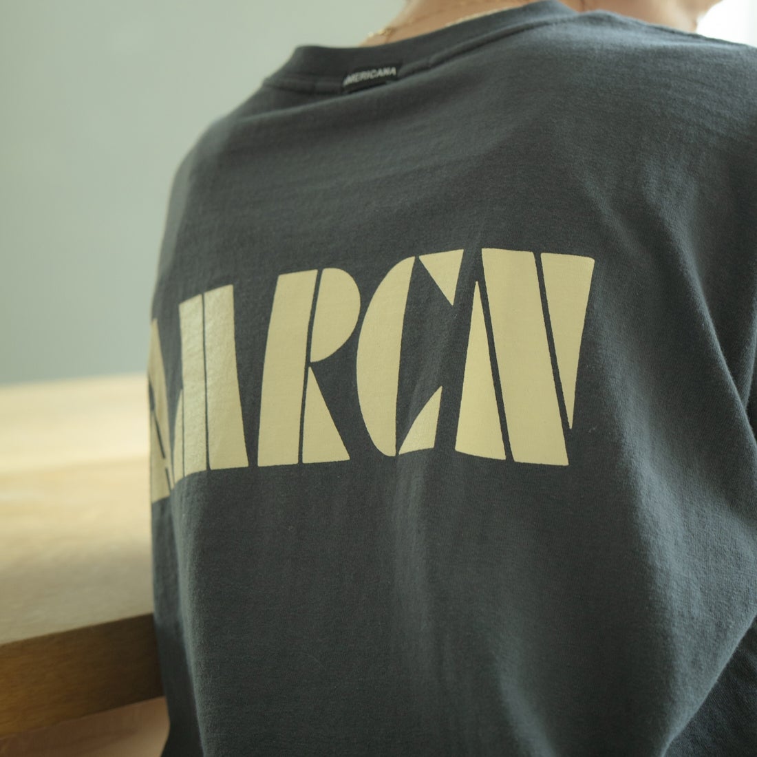 Americana × JEANS FACTORY [アメリカーナ × ジーンズファクトリー] 別注 AMRCN バックプリントTシャツ [BRF-808A-2-JF] ｽﾐｸﾛ &&モデル身長：153cm 着用サイズ：ONE SIZE&&