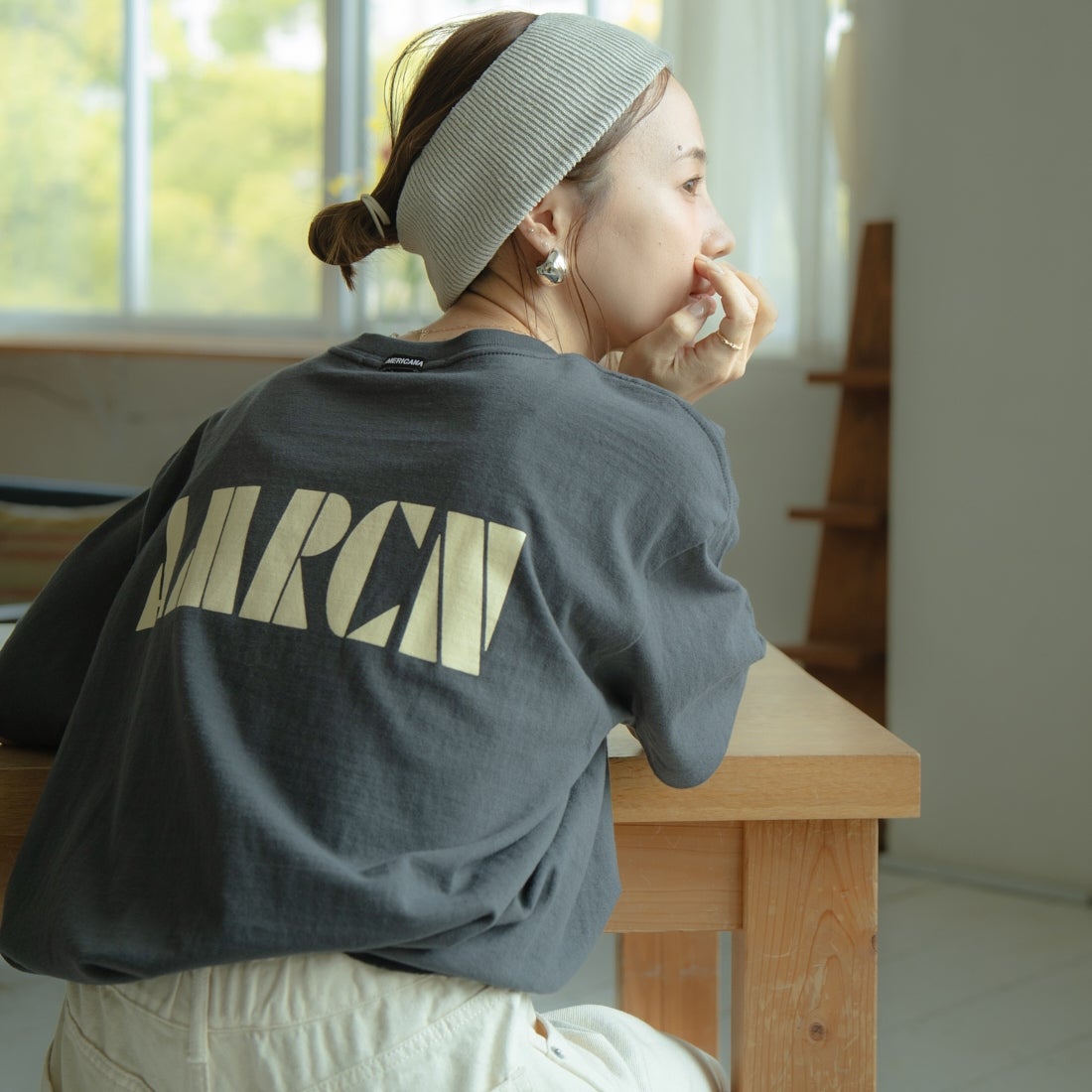 Americana × JEANS FACTORY [アメリカーナ × ジーンズファクトリー] 別注 AMRCN バックプリントTシャツ [BRF-808A-2-JF] ｽﾐｸﾛ &&モデル身長：153cm 着用サイズ：ONE SIZE&&