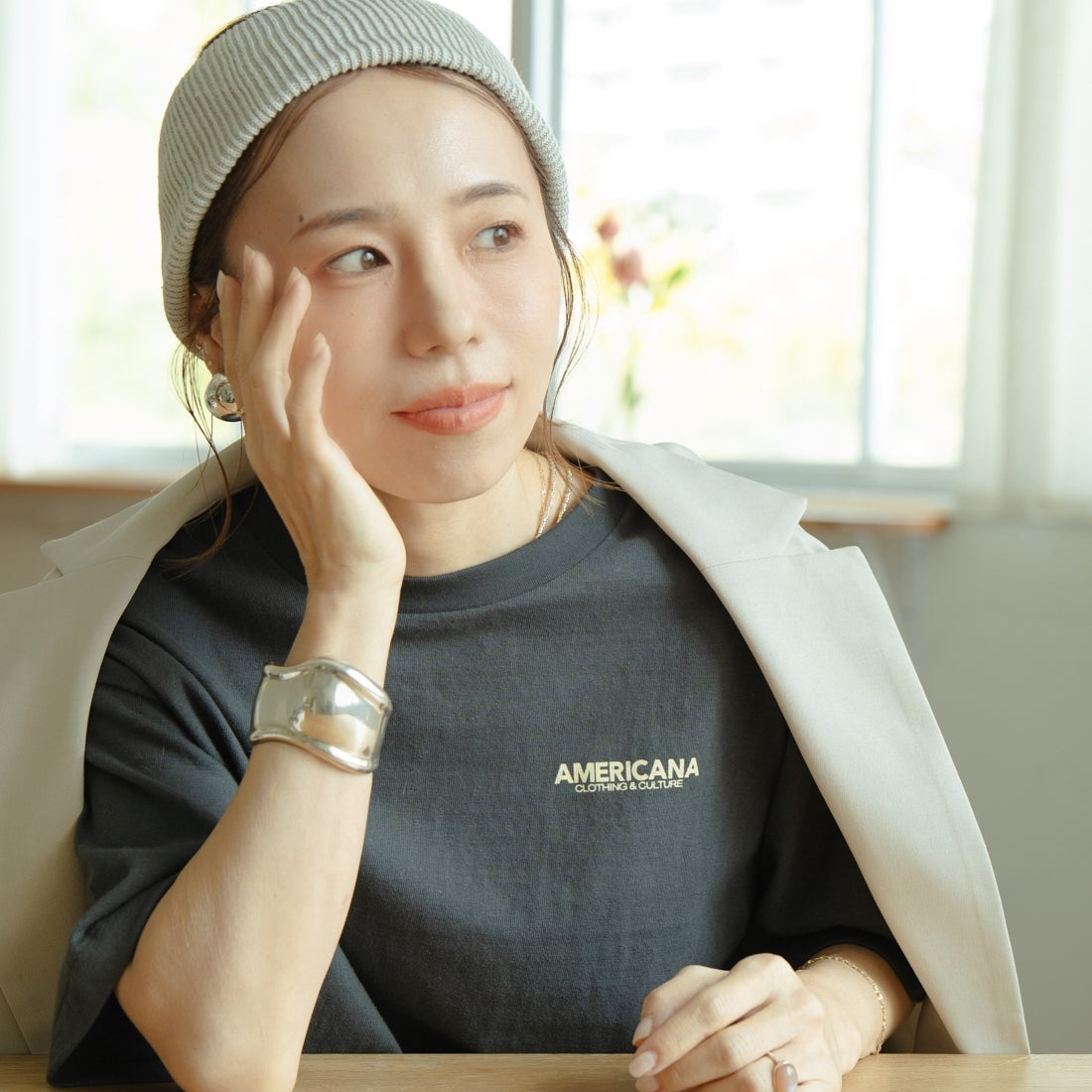 Americana × JEANS FACTORY [アメリカーナ × ジーンズファクトリー] 別注 AMRCN バックプリントTシャツ [BRF-808A-2-JF] ｽﾐｸﾛ &&モデル身長：153cm 着用サイズ：ONE SIZE&&