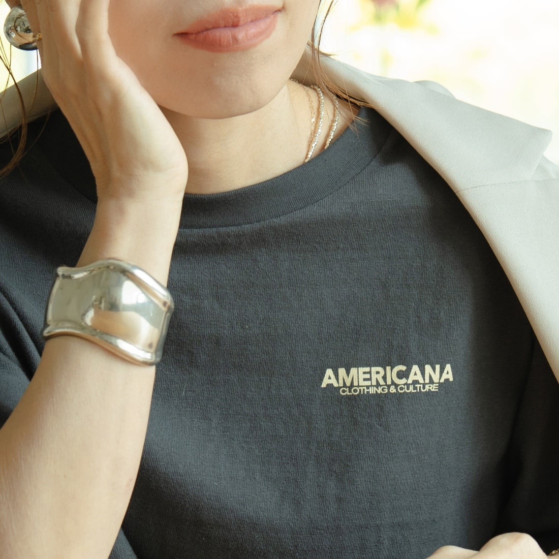 Americana × JEANS FACTORY [アメリカーナ × ジーンズファクトリー] 別注 AMRCN バックプリントTシャツ [BRF-808A-2-JF] ｽﾐｸﾛ &&モデル身長：153cm 着用サイズ：ONE SIZE&&