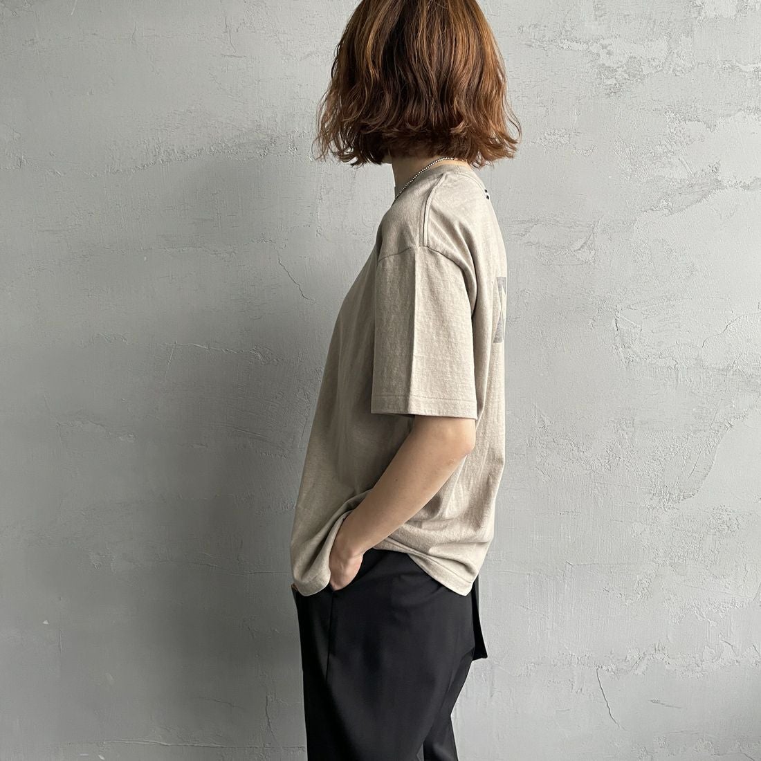 Americana × JEANS FACTORY [アメリカーナ × ジーンズファクトリー] 別注 AMRCN バックプリントTシャツ [BRF-808A-2-JF] ﾍﾞｰｼﾞｭ &&モデル身長：158cm 着用サイズ：ONE SIZE&&