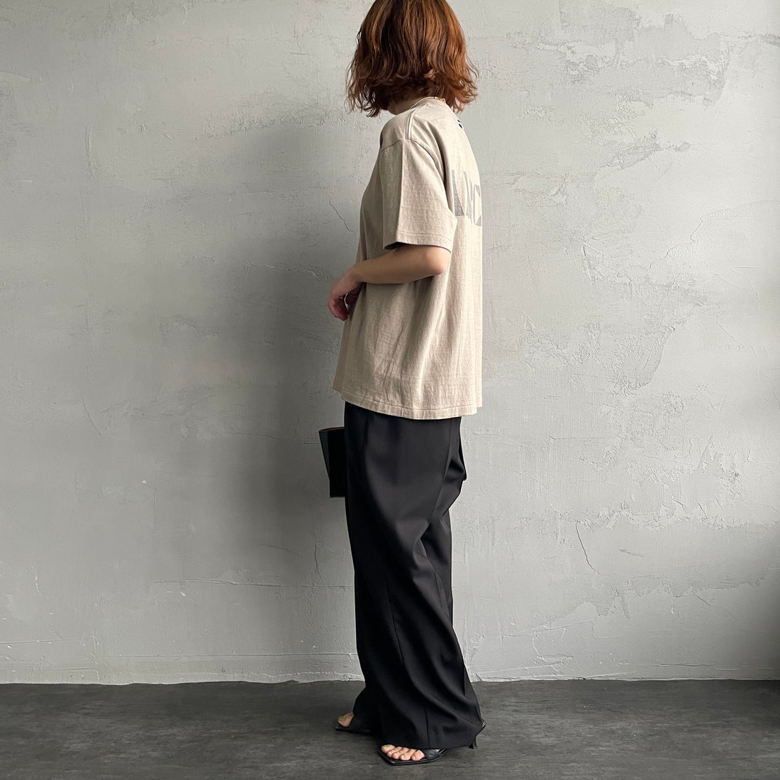 Americana × JEANS FACTORY [アメリカーナ × ジーンズファクトリー] 別注 AMRCN バックプリントTシャツ [BRF-808A-2-JF] ﾍﾞｰｼﾞｭ &&モデル身長：158cm 着用サイズ：ONE SIZE&&