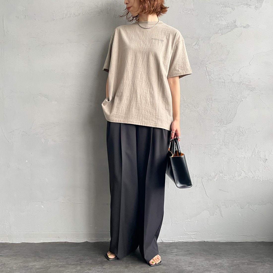 Americana × JEANS FACTORY [アメリカーナ × ジーンズファクトリー] 別注 AMRCN バックプリントTシャツ [BRF-808A-2-JF] ﾍﾞｰｼﾞｭ &&モデル身長：158cm 着用サイズ：ONE SIZE&&