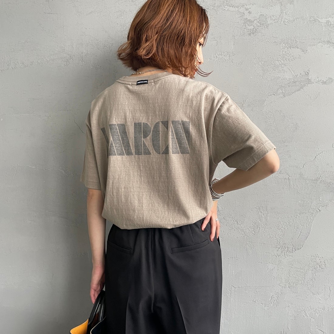 Americana × JEANS FACTORY [アメリカーナ × ジーンズファクトリー] 別注 AMRCN バックプリントTシャツ [BRF-808A-2-JF] ﾍﾞｰｼﾞｭ &&モデル身長：158cm 着用サイズ：ONE SIZE&&
