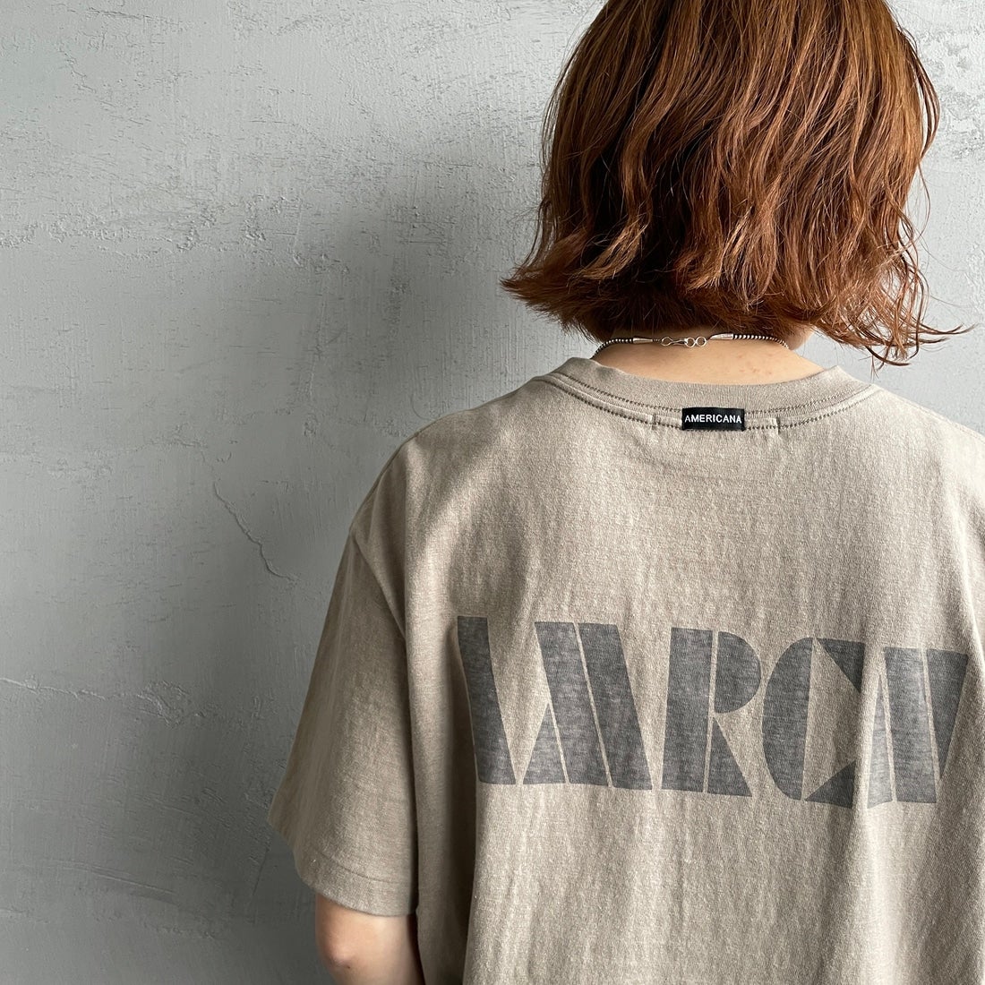 Americana × JEANS FACTORY [アメリカーナ × ジーンズファクトリー] 別注 AMRCN バックプリントTシャツ [BRF-808A-2-JF] ﾍﾞｰｼﾞｭ &&モデル身長：158cm 着用サイズ：ONE SIZE&&