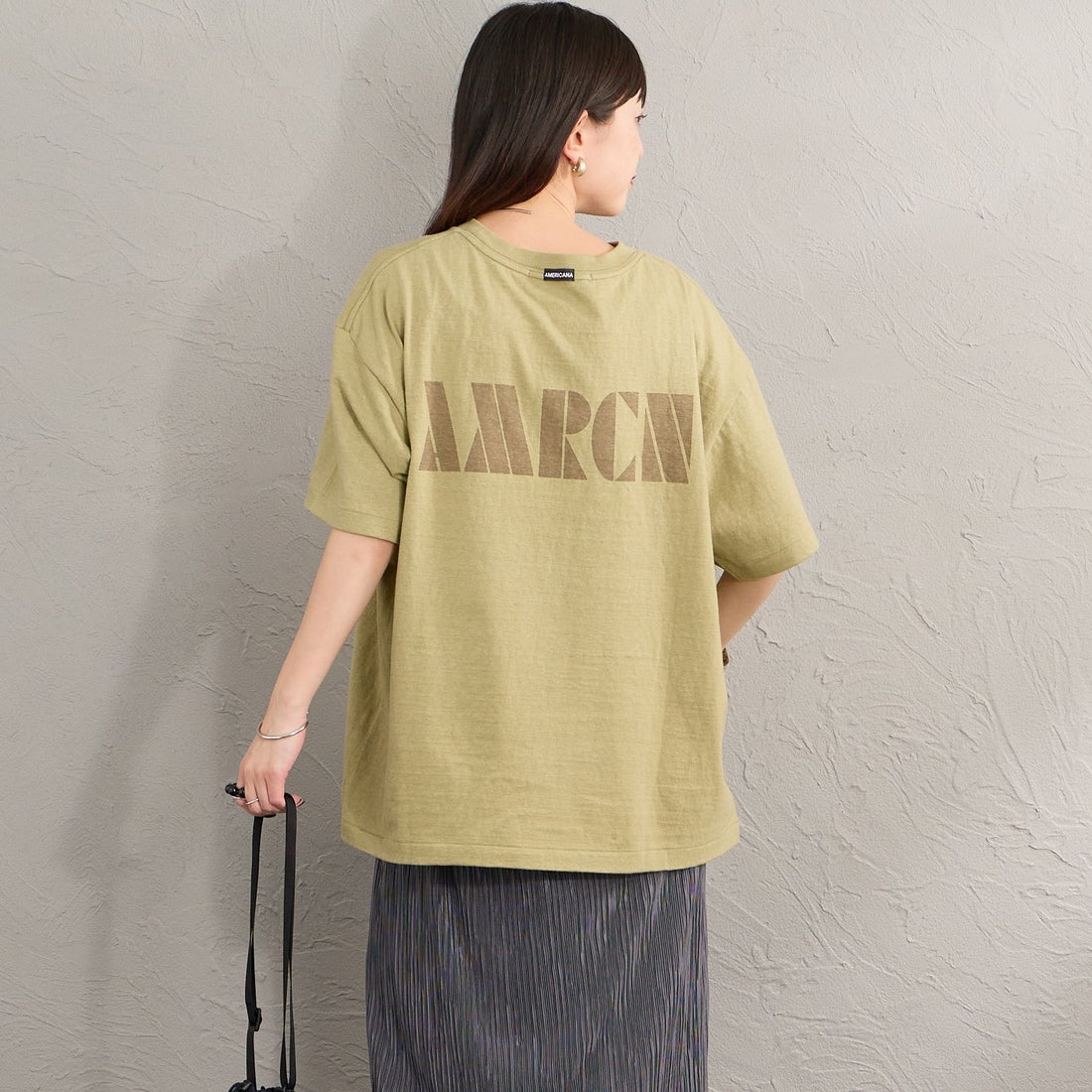 Americana × JEANS FACTORY [アメリカーナ × ジーンズファクトリー] 別注 AMRCN バックプリントTシャツ [BRF-808A-2-JF] ｾｰｼﾞ &&モデル身長：150cm 着用サイズ：ONE SIZE&&