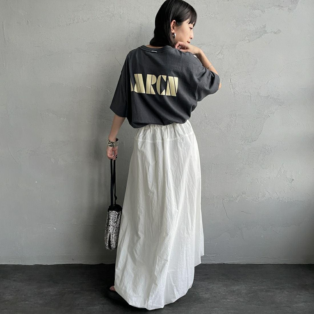Americana × JEANS FACTORY [アメリカーナ × ジーンズファクトリー] 別注 AMRCN バックプリントTシャツ [BRF-808A-2-JF] ｽﾐｸﾛ &&モデル身長：150cm 着用サイズ：ONE SIZE&&
