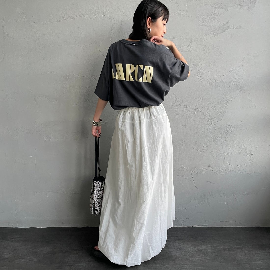 Americana × JEANS FACTORY [アメリカーナ × ジーンズファクトリー] 別注 AMRCN バックプリントTシャツ [BRF-808A-2-JF] ｽﾐｸﾛ &&モデル身長：150cm 着用サイズ：ONE SIZE&&