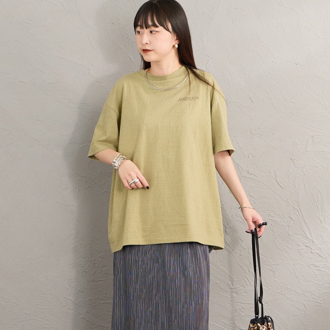 Americana × JEANS FACTORY [アメリカーナ × ジーンズファクトリー] 別注 AMRCN バックプリントTシャツ [BRF-808A-2-JF] ｾｰｼﾞ &&モデル身長：150cm 着用サイズ：ONE SIZE&&