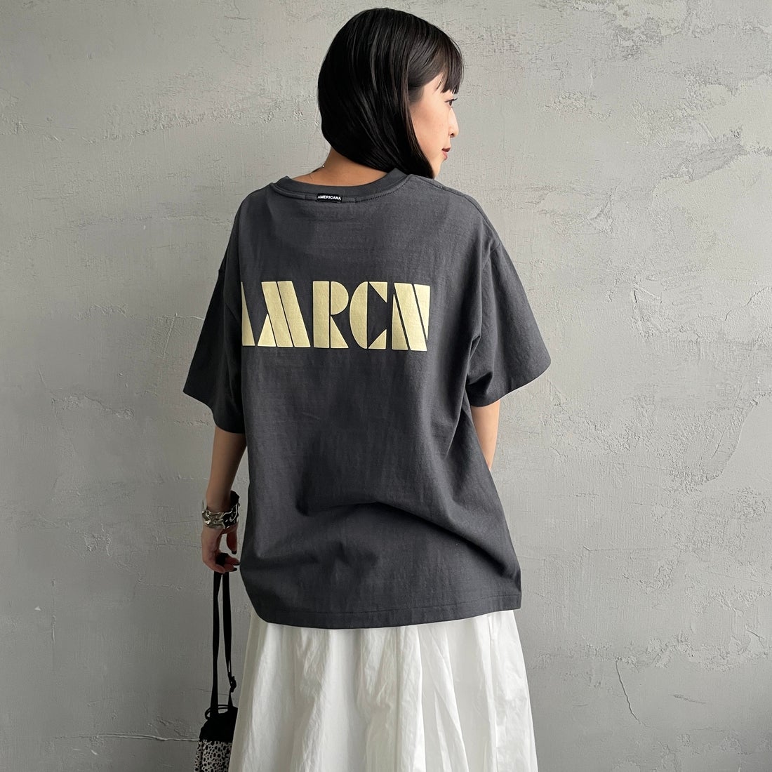 Americana × JEANS FACTORY [アメリカーナ × ジーンズファクトリー] 別注 AMRCN バックプリントTシャツ [BRF-808A-2-JF] ｽﾐｸﾛ &&モデル身長：150cm 着用サイズ：ONE SIZE&&