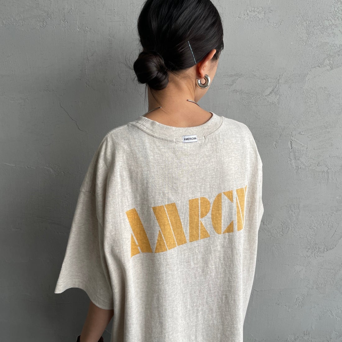 Americana × JEANS FACTORY [アメリカーナ × ジーンズファクトリー] 別注 AMRCN バックプリントTシャツ [BRF-808A-2-JF] ｵｰﾄﾐｰﾙ &&モデル身長：150cm 着用サイズ：ONE SIZE&&
