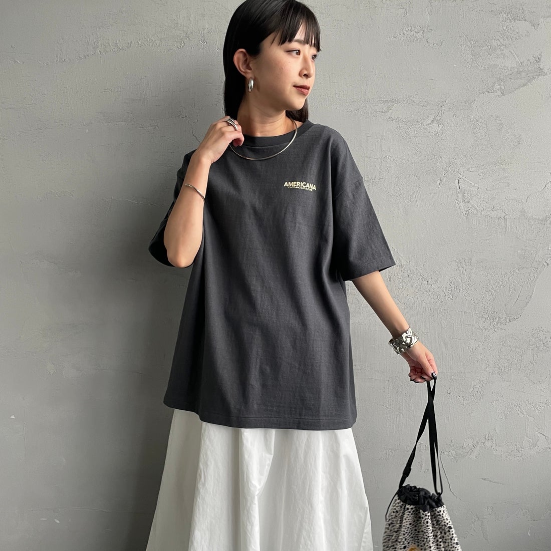 Americana × JEANS FACTORY [アメリカーナ × ジーンズファクトリー] 別注 AMRCN バックプリントTシャツ [BRF-808A-2-JF] ｽﾐｸﾛ &&モデル身長：150cm 着用サイズ：ONE SIZE&&