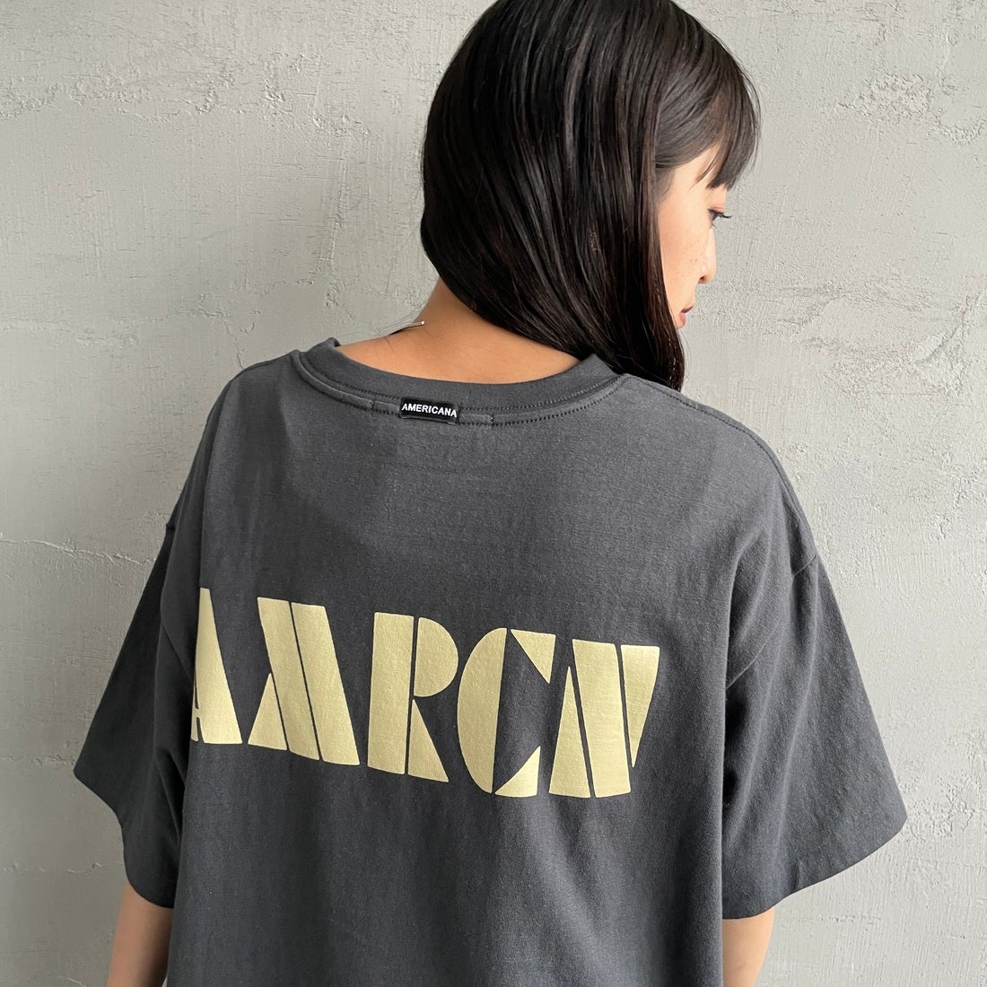 Americana × JEANS FACTORY [アメリカーナ × ジーンズファクトリー] 別注 AMRCN バックプリントTシャツ [BRF-808A-2-JF] ｽﾐｸﾛ &&モデル身長：150cm 着用サイズ：ONE SIZE&&