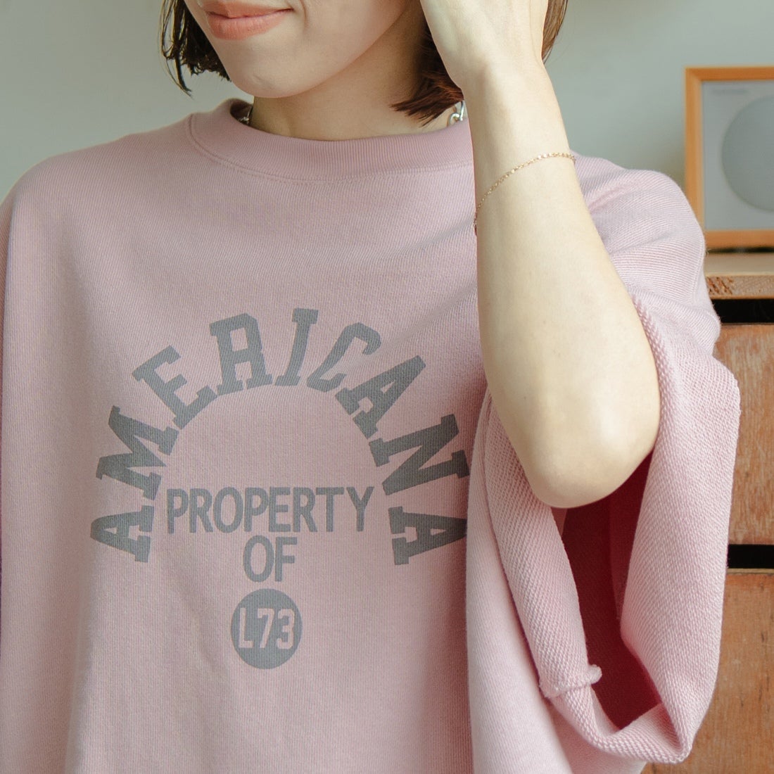 Americana × JEANS FACTORY [アメリカーナ × ジーンズファクトリー] 別注 カレッジプリント カットオフスウェット [ASO-850-1-JF] ｵｰﾄﾐｰﾙ &&モデル身長：158cm 着用サイズ：ONE SIZE&&