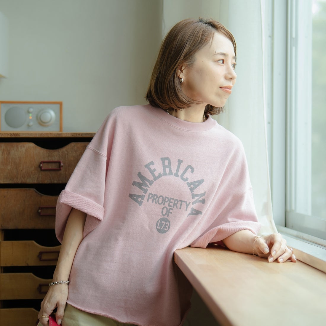 Americana × JEANS FACTORY [アメリカーナ × ジーンズファクトリー] 別注 カレッジプリント カットオフスウェット [ASO-850-1-JF] ｵｰﾄﾐｰﾙ &&モデル身長：158cm 着用サイズ：ONE SIZE&&