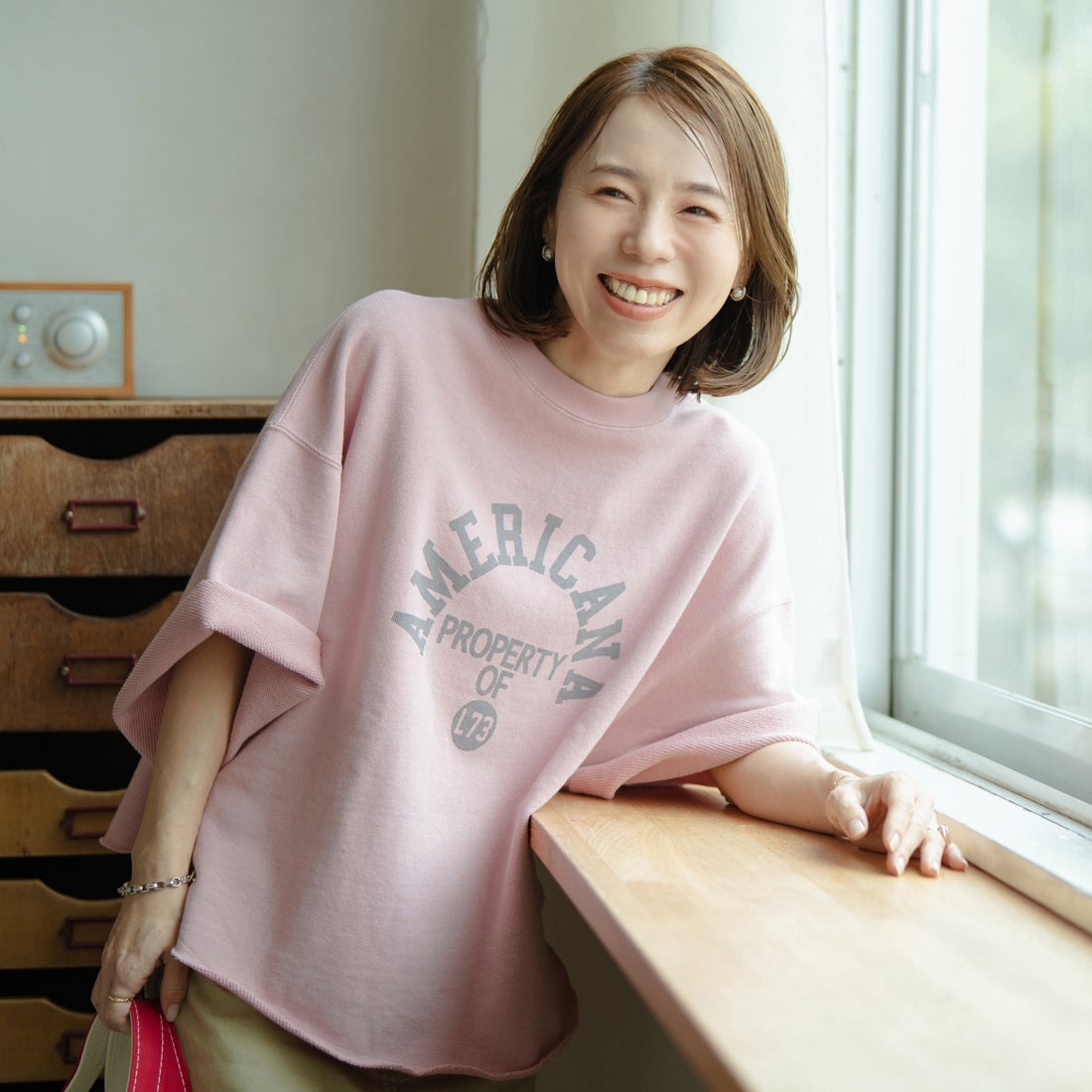 Americana × JEANS FACTORY [アメリカーナ × ジーンズファクトリー] 別注 カレッジプリント カットオフスウェット [ASO-850-1-JF] ｵｰﾄﾐｰﾙ &&モデル身長：158cm 着用サイズ：ONE SIZE&&