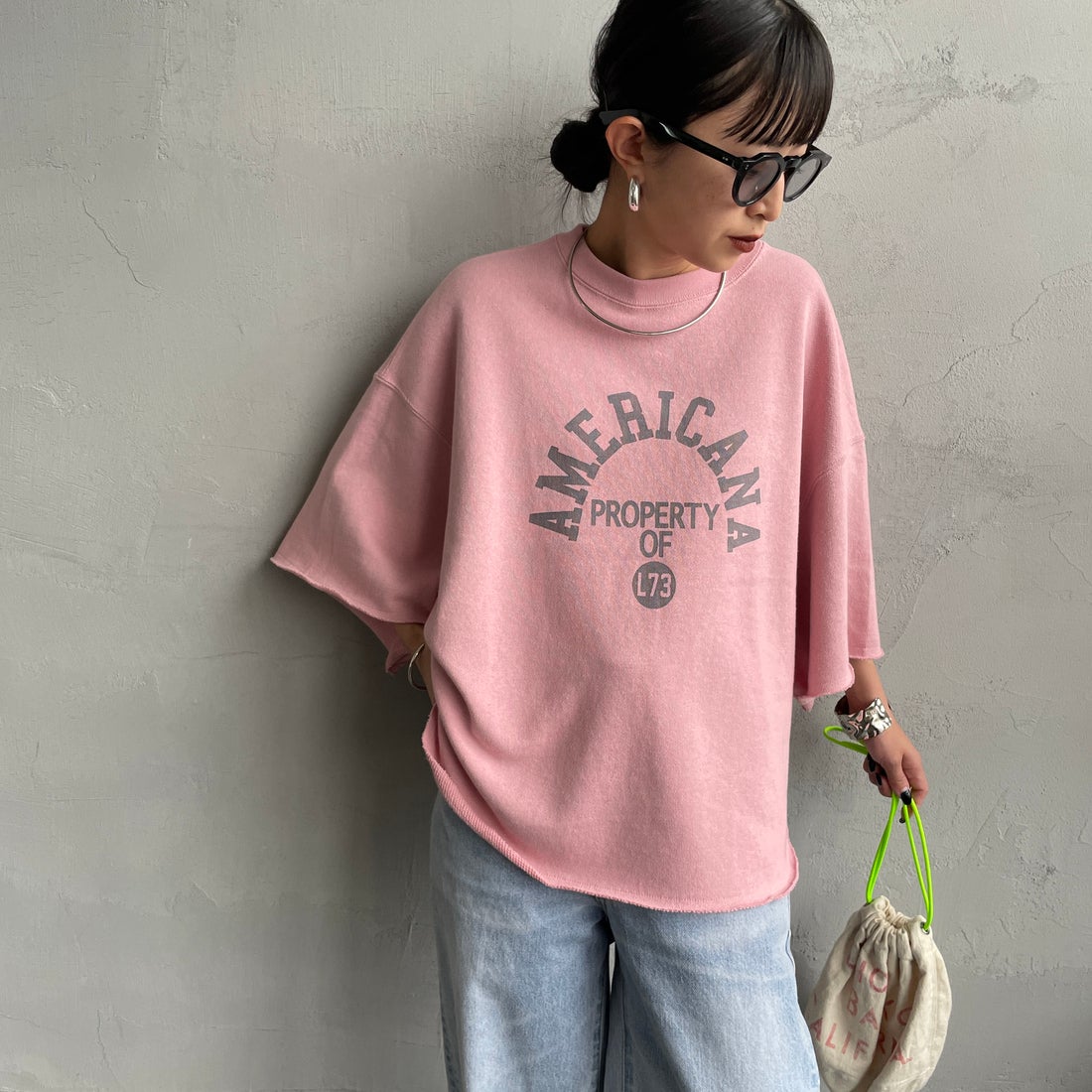 Americana × JEANS FACTORY [アメリカーナ × ジーンズファクトリー] 別注 カレッジプリント カットオフスウェット [ASO-850-1-JF] ﾋﾟﾝｸ &&モデル身長：150cm 着用サイズ：ONE SIZE&&