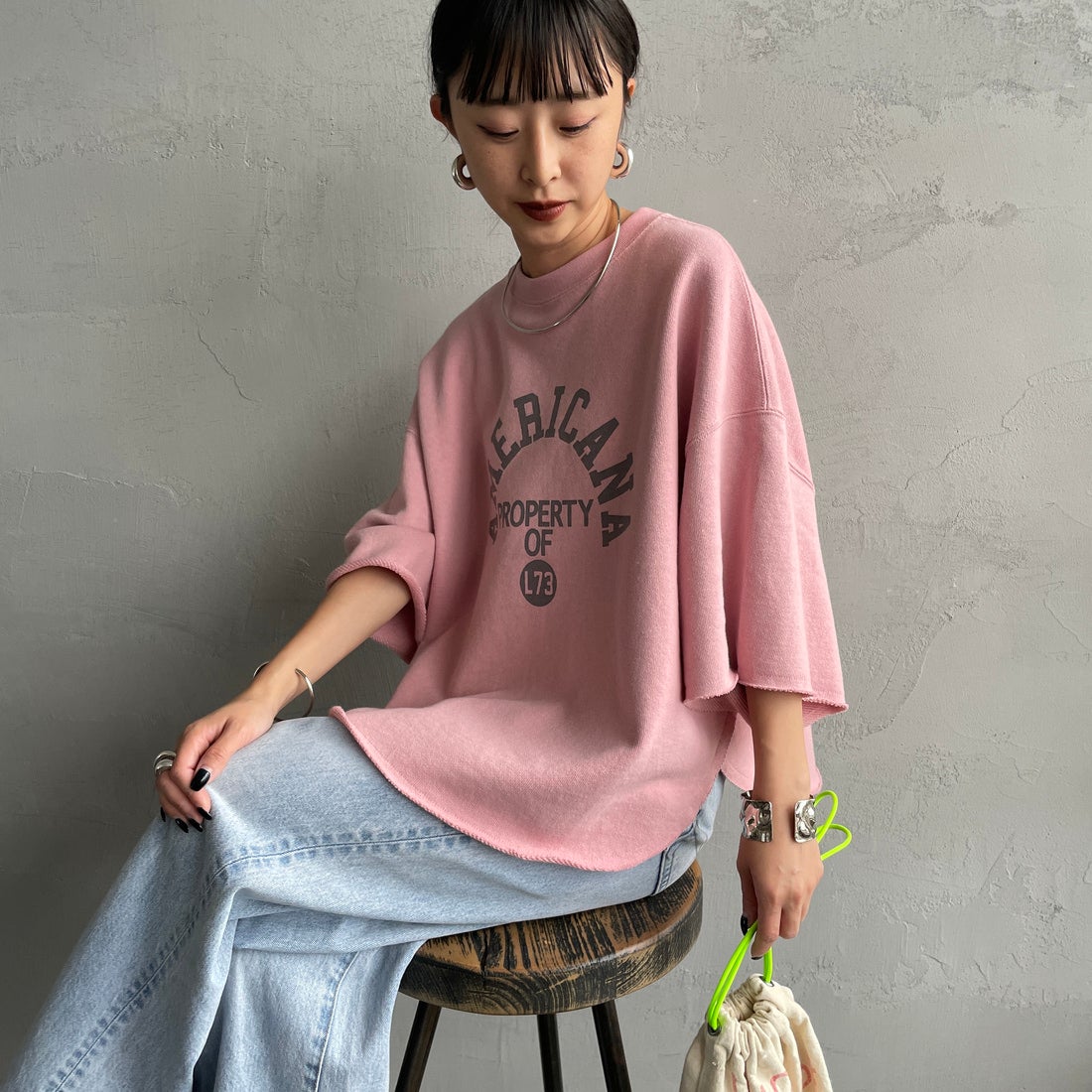 Americana × JEANS FACTORY [アメリカーナ × ジーンズファクトリー] 別注 カレッジプリント カットオフスウェット [ASO-850-1-JF] ﾋﾟﾝｸ &&モデル身長：150cm 着用サイズ：ONE SIZE&&