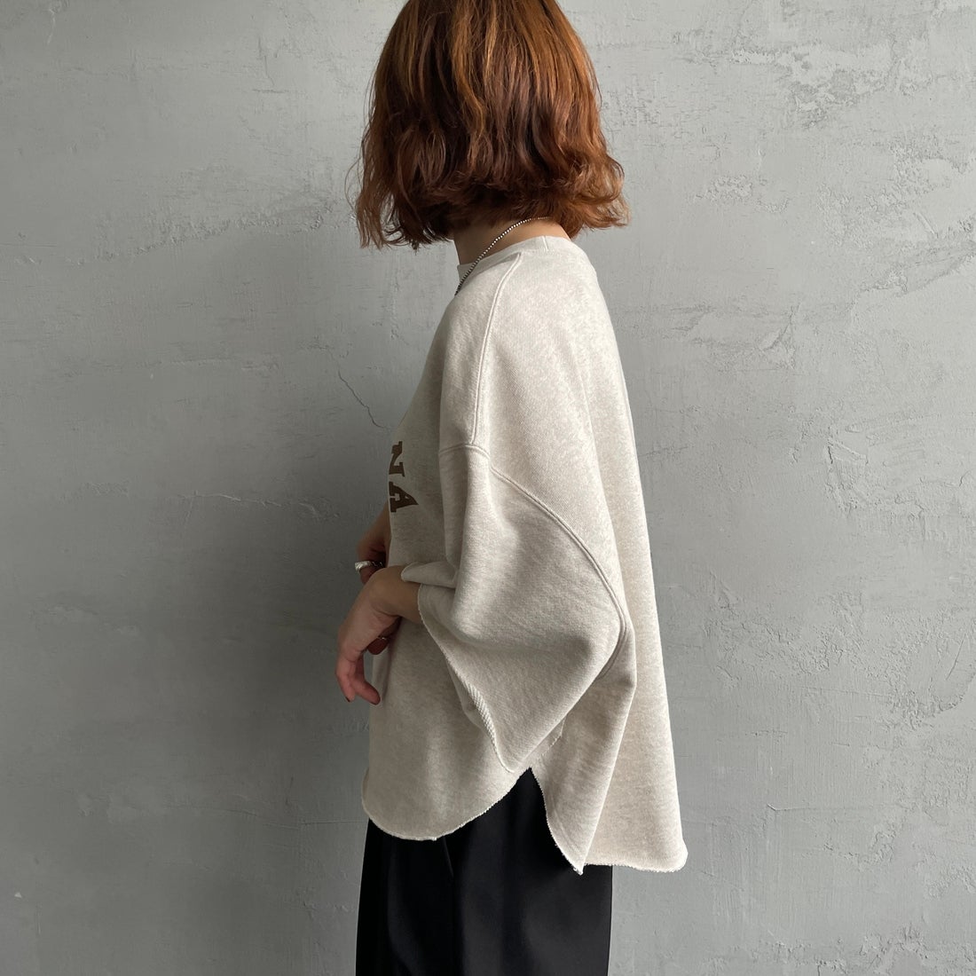 Americana × JEANS FACTORY [アメリカーナ × ジーンズファクトリー] 別注 カレッジプリント カットオフスウェット [ASO-850-1-JF] ﾋﾟﾝｸ &&モデル身長：150cm 着用サイズ：ONE SIZE&&