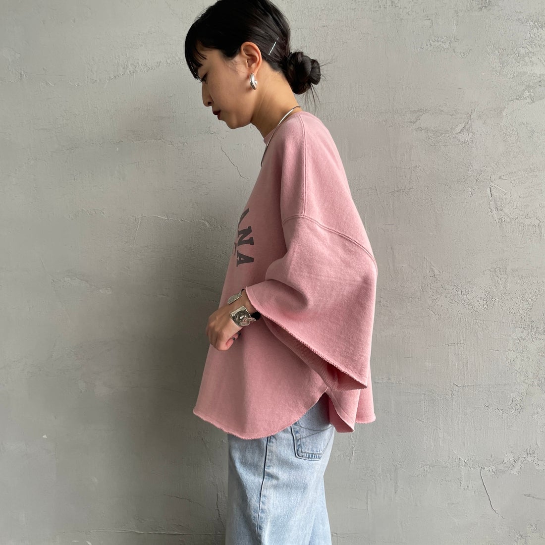 Americana × JEANS FACTORY [アメリカーナ × ジーンズファクトリー] 別注 カレッジプリント カットオフスウェット [ASO-850-1-JF] ﾋﾟﾝｸ &&モデル身長：150cm 着用サイズ：ONE SIZE&&