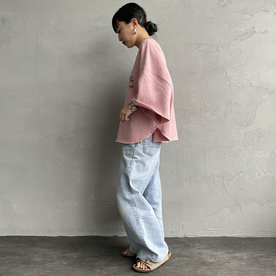 Americana × JEANS FACTORY [アメリカーナ × ジーンズファクトリー] 別注 カレッジプリント カットオフスウェット [ASO-850-1-JF] ﾋﾟﾝｸ &&モデル身長：150cm 着用サイズ：ONE SIZE&&