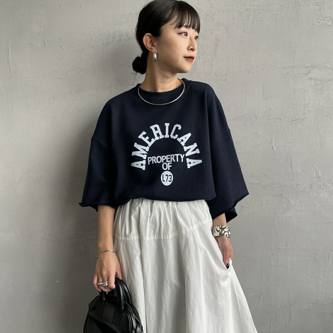 Americana × JEANS FACTORY [アメリカーナ × ジーンズファクトリー] 別注 カレッジプリント カットオフスウェット [ASO-850-1-JF] ﾈｲﾋﾞｰ &&モデル身長：150cm 着用サイズ：ONE SIZE&&