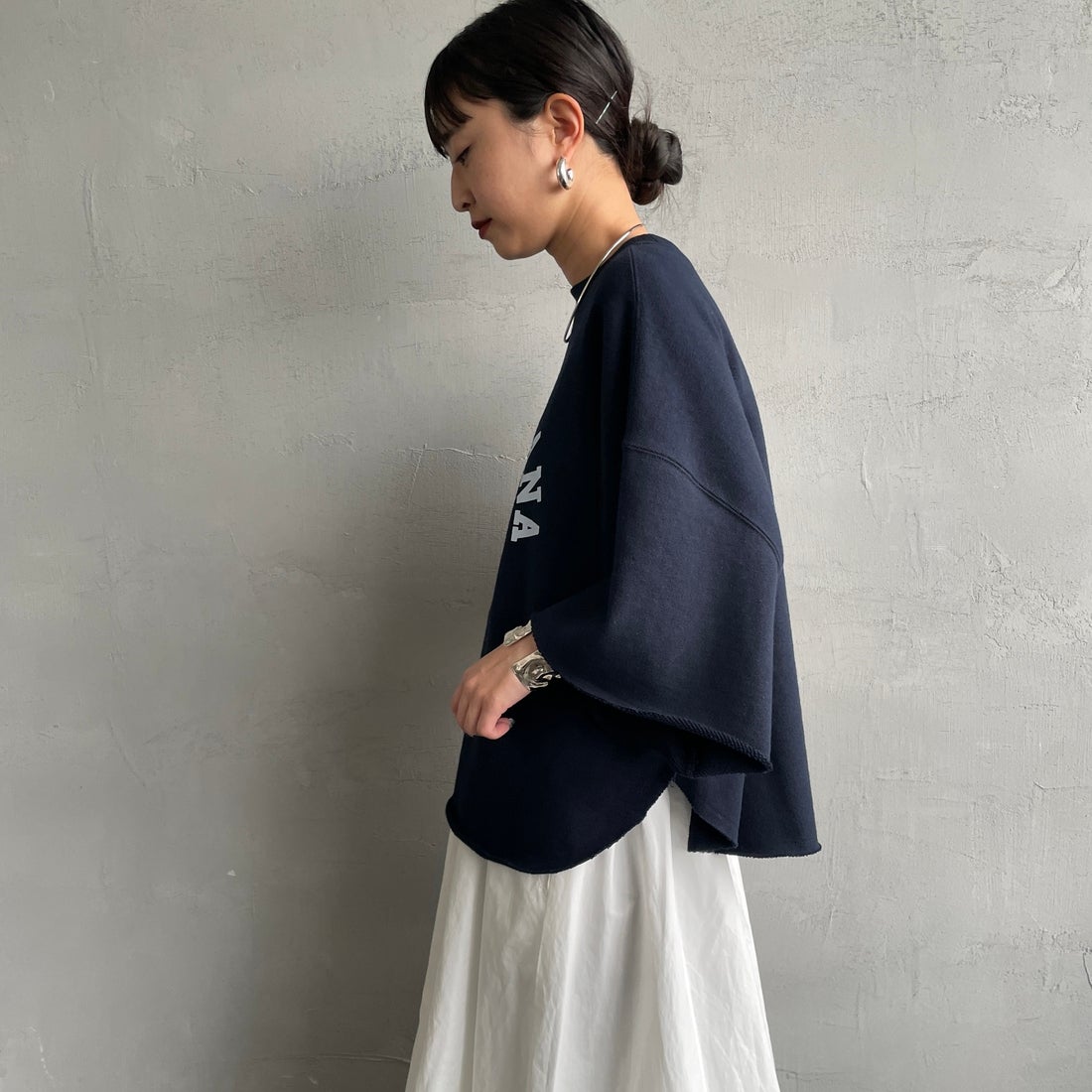 Americana × JEANS FACTORY [アメリカーナ × ジーンズファクトリー] 別注 カレッジプリント カットオフスウェット [ASO-850-1-JF] ﾈｲﾋﾞｰ &&モデル身長：150cm 着用サイズ：ONE SIZE&&