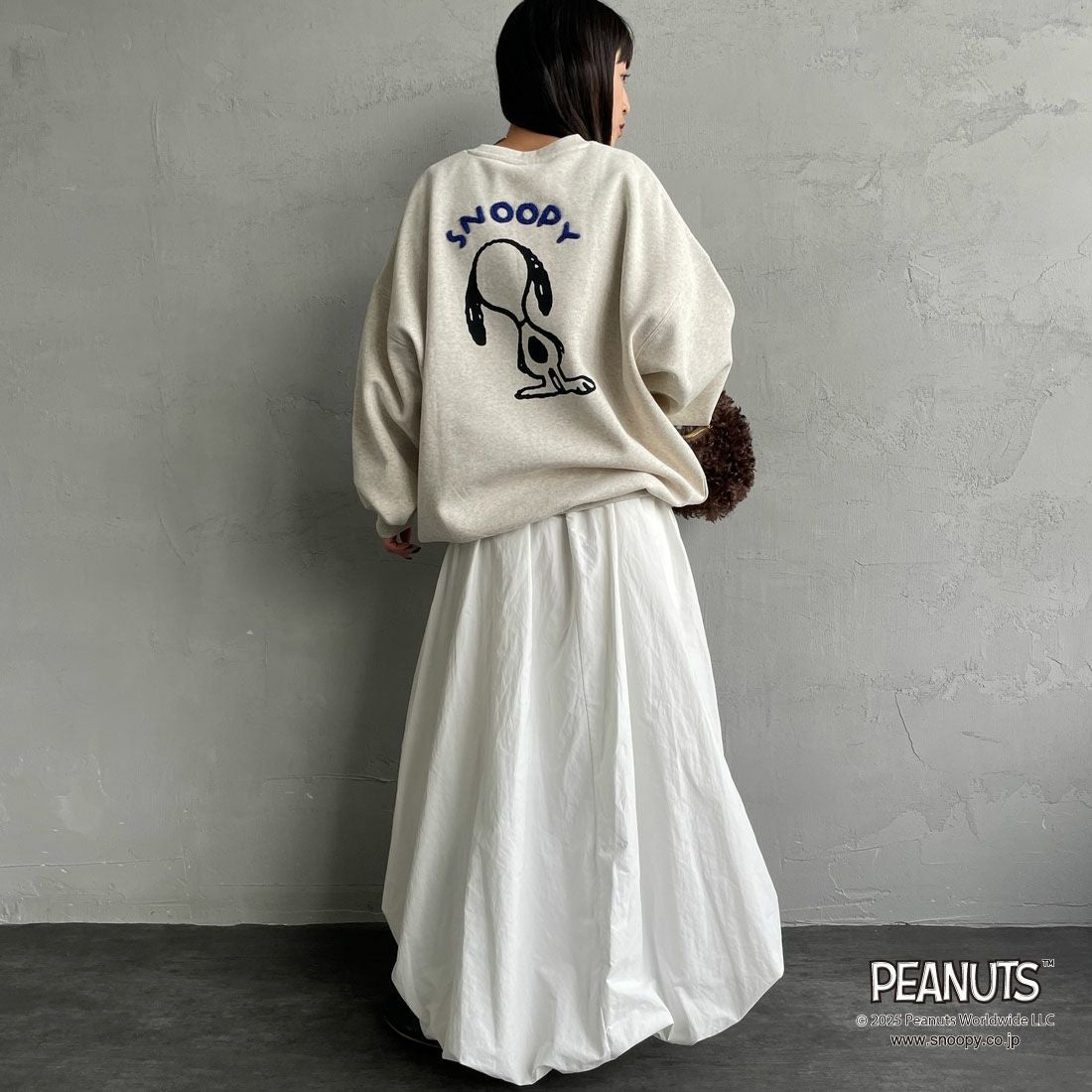 PEANUTS × JEANS FACTORY [ピーナッツ × ジーンズファクトリー] PEANUTS スヌーピースウェット [JFC-254-099] ASH GRY &&モデル身長：150cm 着用サイズ：S&&