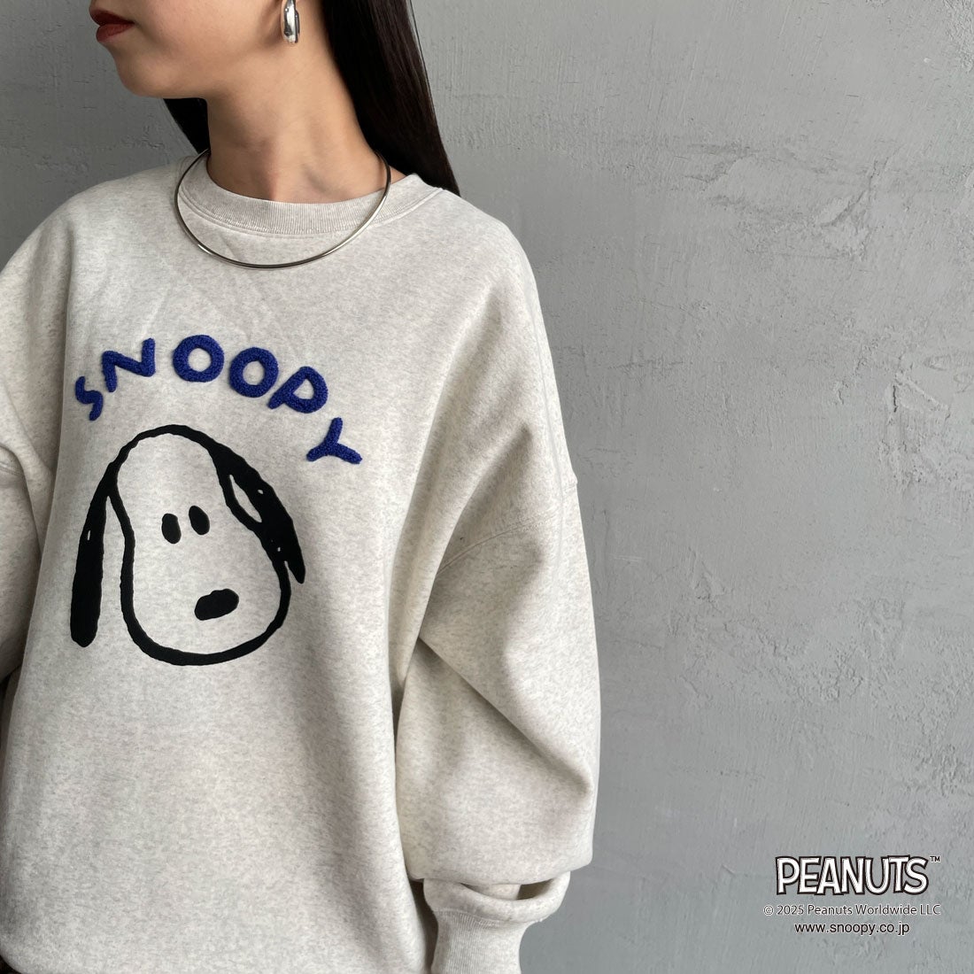 PEANUTS × JEANS FACTORY [ピーナッツ × ジーンズファクトリー] PEANUTS スヌーピースウェット [JFC-254-099] ASH GRY &&モデル身長：150cm 着用サイズ：S&&