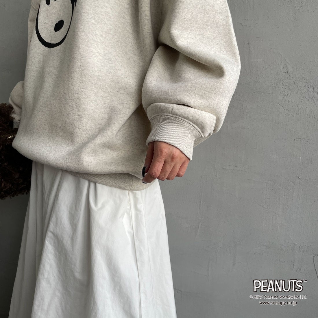 PEANUTS × JEANS FACTORY [ピーナッツ × ジーンズファクトリー] PEANUTS スヌーピースウェット [JFC-254-099] ASH GRY &&モデル身長：150cm 着用サイズ：S&&