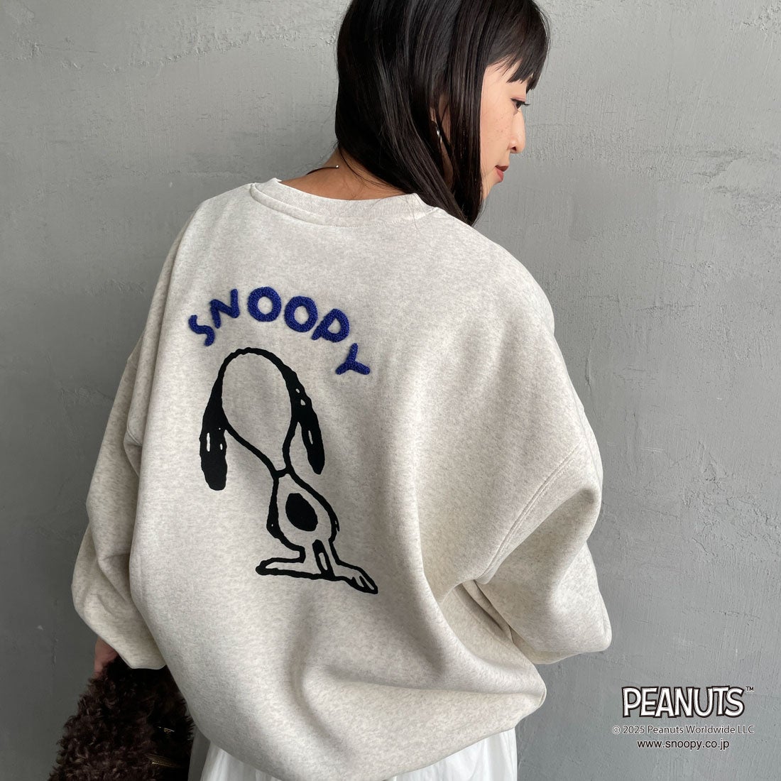 PEANUTS × JEANS FACTORY [ピーナッツ × ジーンズファクトリー] PEANUTS スヌーピースウェット [JFC-254-099] ASH GRY &&モデル身長：150cm 着用サイズ：S&&