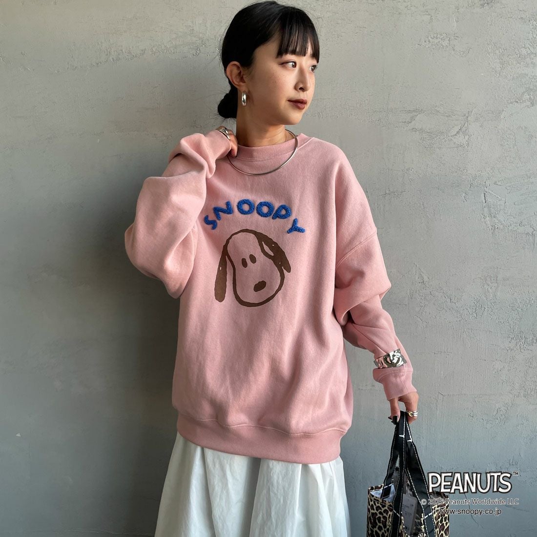 PEANUTS × JEANS FACTORY [ピーナッツ × ジーンズファクトリー] PEANUTS スヌーピースウェット [JFC-254-099] PINK &&モデル身長：150cm 着用サイズ：S&&