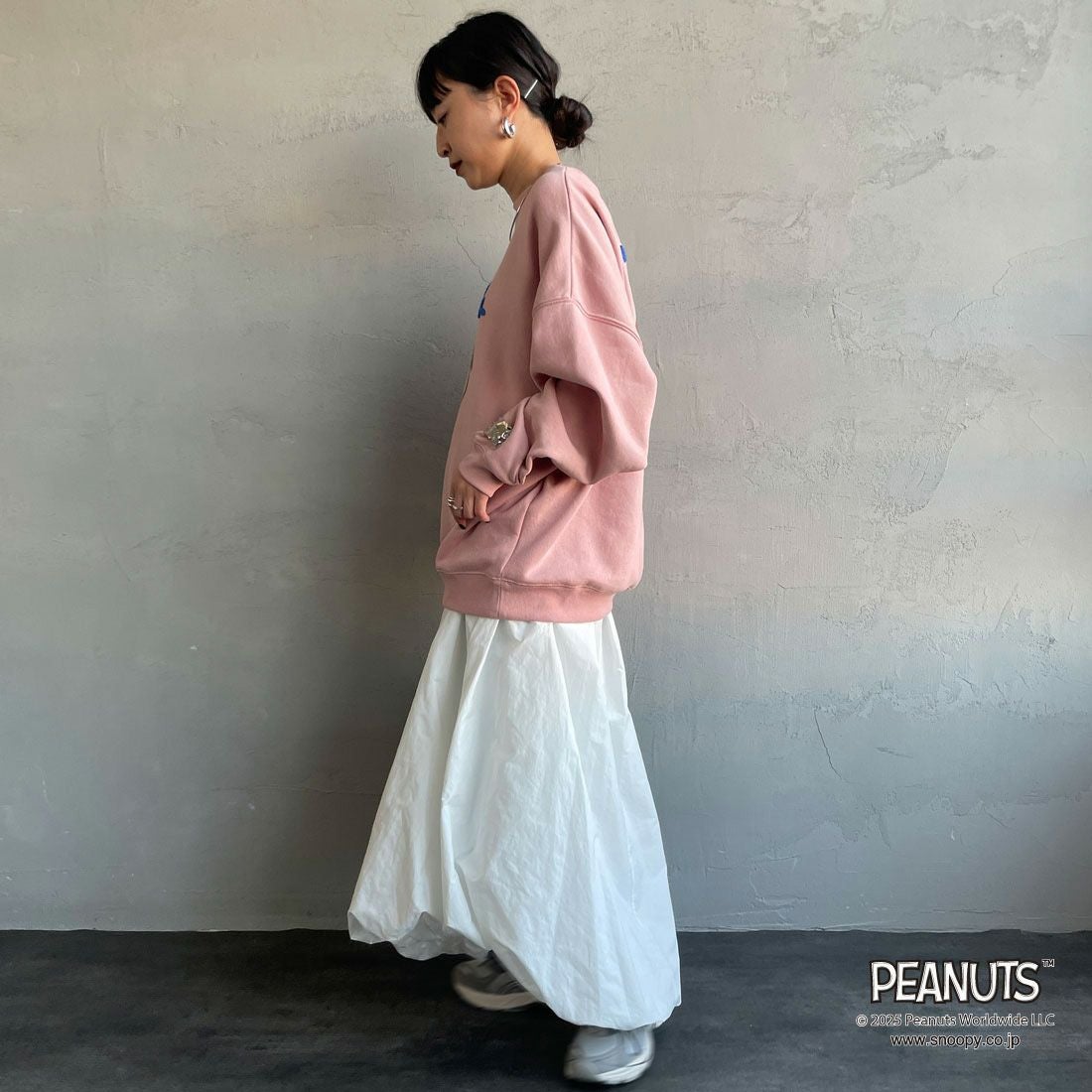 PEANUTS × JEANS FACTORY [ピーナッツ × ジーンズファクトリー] PEANUTS スヌーピースウェット [JFC-254-099] PINK &&モデル身長：150cm 着用サイズ：S&&