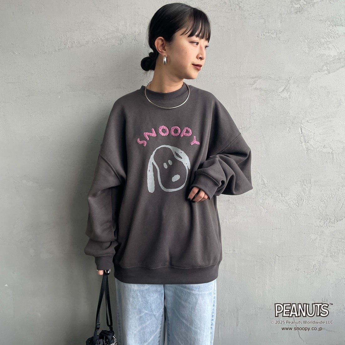 PEANUTS × JEANS FACTORY [ピーナッツ × ジーンズファクトリー] PEANUTS スヌーピースウェット [JFC-254-099] SUMIKURO &&モデル身長：150cm 着用サイズ：S&&