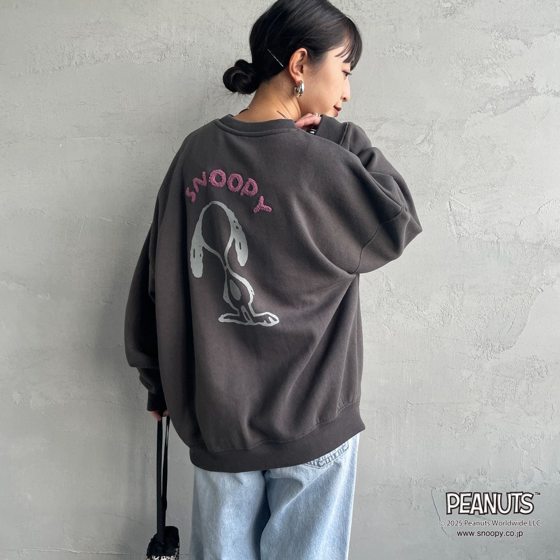 PEANUTS × JEANS FACTORY [ピーナッツ × ジーンズファクトリー] PEANUTS スヌーピースウェット [JFC-254-099] SUMIKURO &&モデル身長：150cm 着用サイズ：S&&