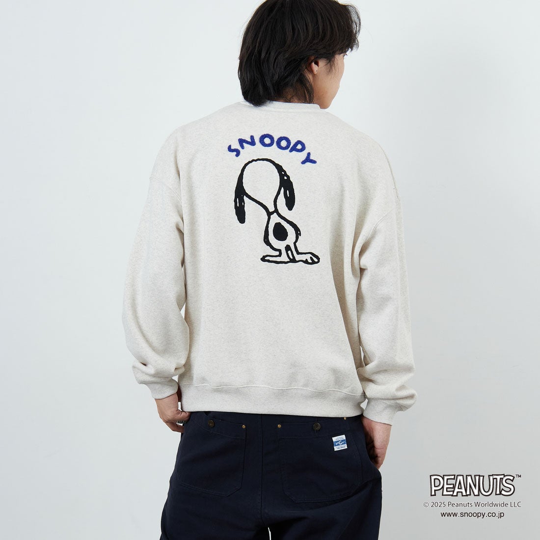 PEANUTS × JEANS FACTORY [ピーナッツ × ジーンズファクトリー] PEANUTS スヌーピースウェット [JFC-254-099] ASH GRY &&モデル身長：179cm 着用サイズ：L&&