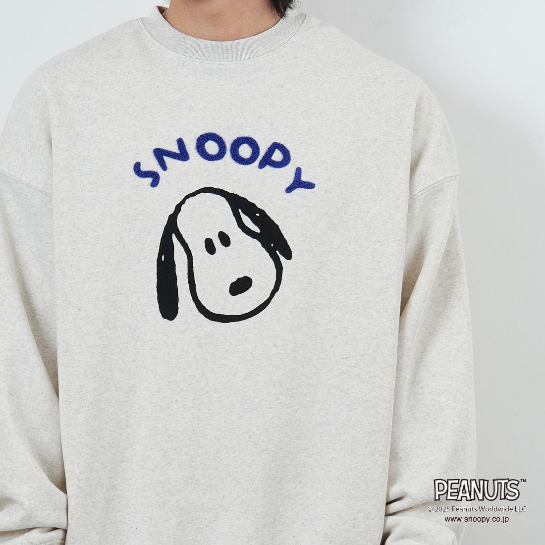 PEANUTS × JEANS FACTORY [ピーナッツ × ジーンズファクトリー] PEANUTS スヌーピースウェット [JFC-254-099] ASH GRY &&モデル身長：179cm 着用サイズ：L&&